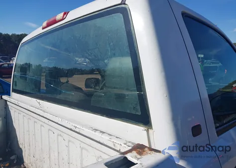 2000 Chevrolet Silverado 1500 z USA, uszkodzony, nr VIN 1GCEC14V2YE255188